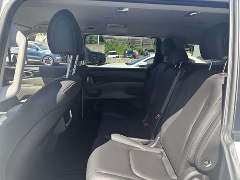 Used 2026 Kia Carnival FWD image 12
