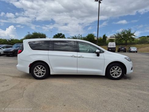 Used 2023 Chrysler Voyager LX FWD image 4