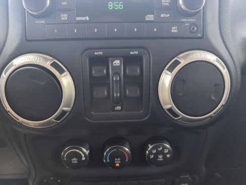 Used 2017 Jeep Wrangler Unlimited Sahara w/ Connectivity Group AWD/4WD image 23