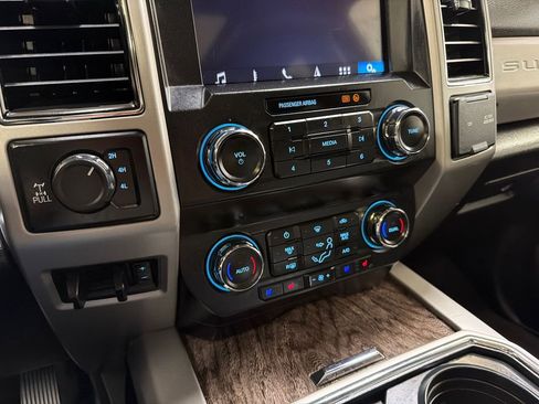 Used 2019 Ford F250 Lariat w/ Lariat Ultimate Package AWD/4WD image 18