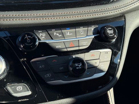 Used 2024 Chrysler Pacifica Pinnacle FWD image 23