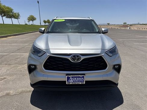 Used 2022 Toyota Highlander XLE image 2