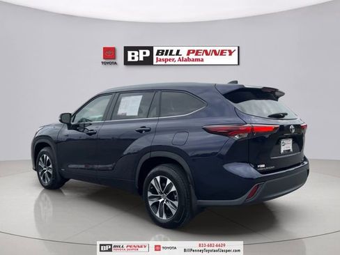 Used 2025 Toyota Highlander XLE image 3