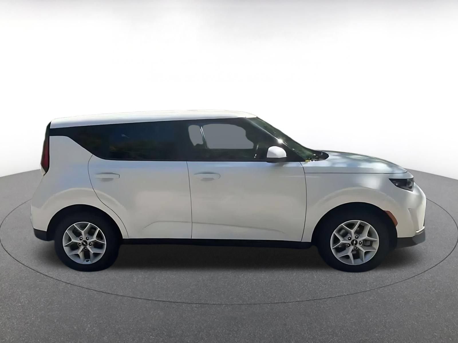 Used 2025 Kia Soul LX w/ LX Technology Package FWD image 15