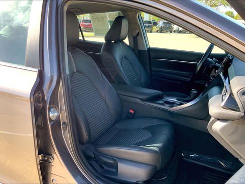 Used 2023 Toyota Camry SE image 9