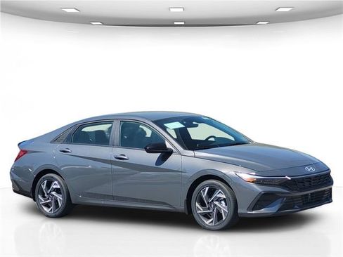 New 2025 Hyundai Elantra SEL FWD image 12