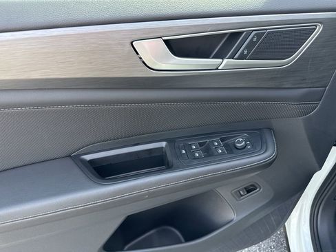 Used 2025 Volkswagen Atlas Cross Sport SE image 18