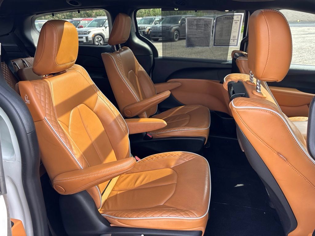 Used 2023 Chrysler Pacifica Pinnacle FWD image 30