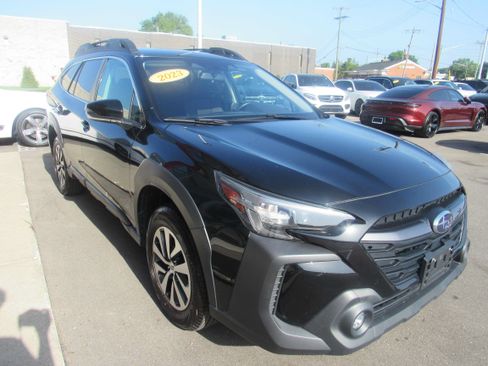 Used 2023 Subaru Outback Premium AWD/4WD image 4