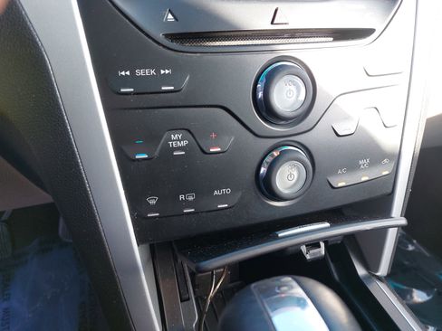 Used 2013 Ford Explorer XLT image 21