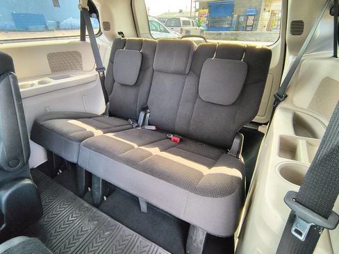 Used 2018 Dodge Grand Caravan SE w/ UConnect Hands-Free Group image 13