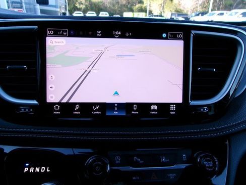 Used 2025 Chrysler Pacifica Limited image 17