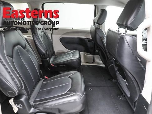 Used 2023 Chrysler Pacifica Touring-L FWD image 22
