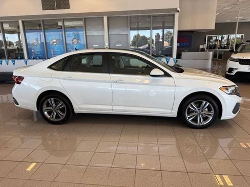 Used 2023 Volkswagen Jetta SE FWD image 2