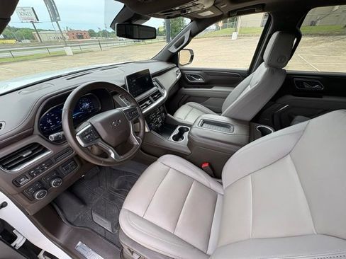 Used 2024 Chevrolet Tahoe Z71 w/ Luxury Package AWD/4WD image 11