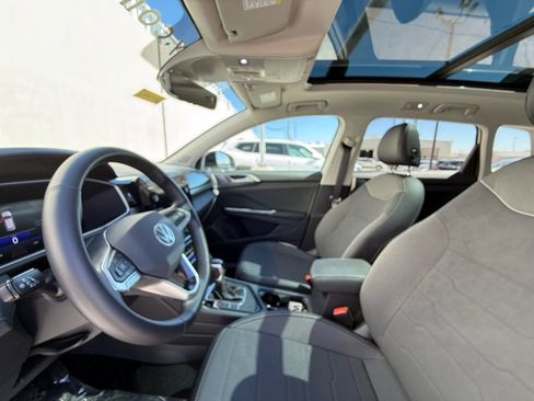 Certified 2025 Volkswagen Taos SE FWD image 9