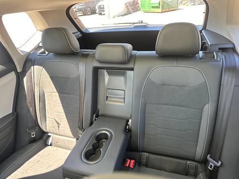Used 2025 Volkswagen Taos SE w/ Panoramic Sunroof Package FWD image 19