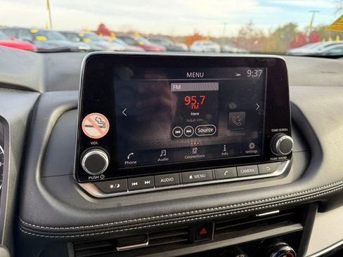 Used 2024 Nissan Rogue SV image 23