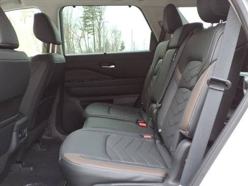 New 2025 Nissan Pathfinder Platinum w/ Cargo Package image 15