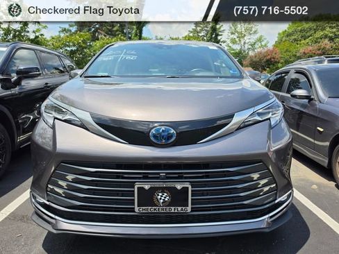 Used 2023 Toyota Sienna Platinum AWD/4WD image 2