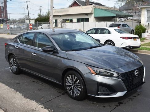 Used 2025 Nissan Altima 2.5 SV FWD image 4