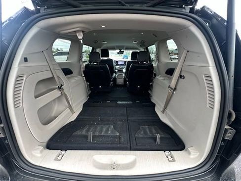 Used 2024 Chrysler Pacifica Touring-L image 6