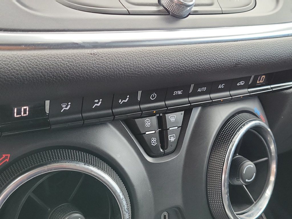 Used 2021 Chevrolet Blazer LT w/ LPO, Black Accent Package FWD image 32
