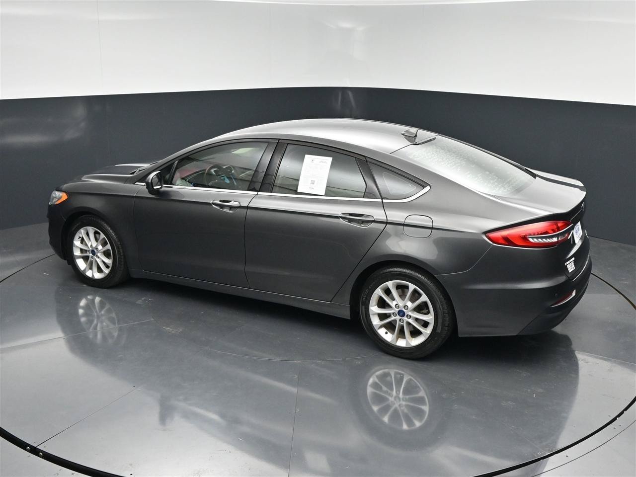 Used 2019 Ford Fusion SE FWD image 26