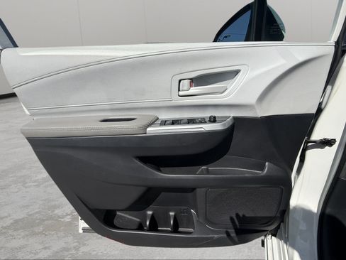 Used 2025 Toyota Sienna LE FWD image 21