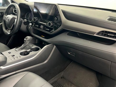 Used 2025 Toyota Highlander XLE image 25