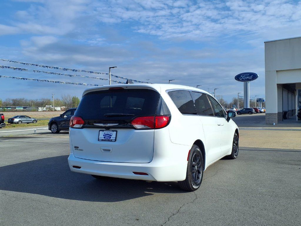 Used 2022 Chrysler Voyager LX FWD image 21