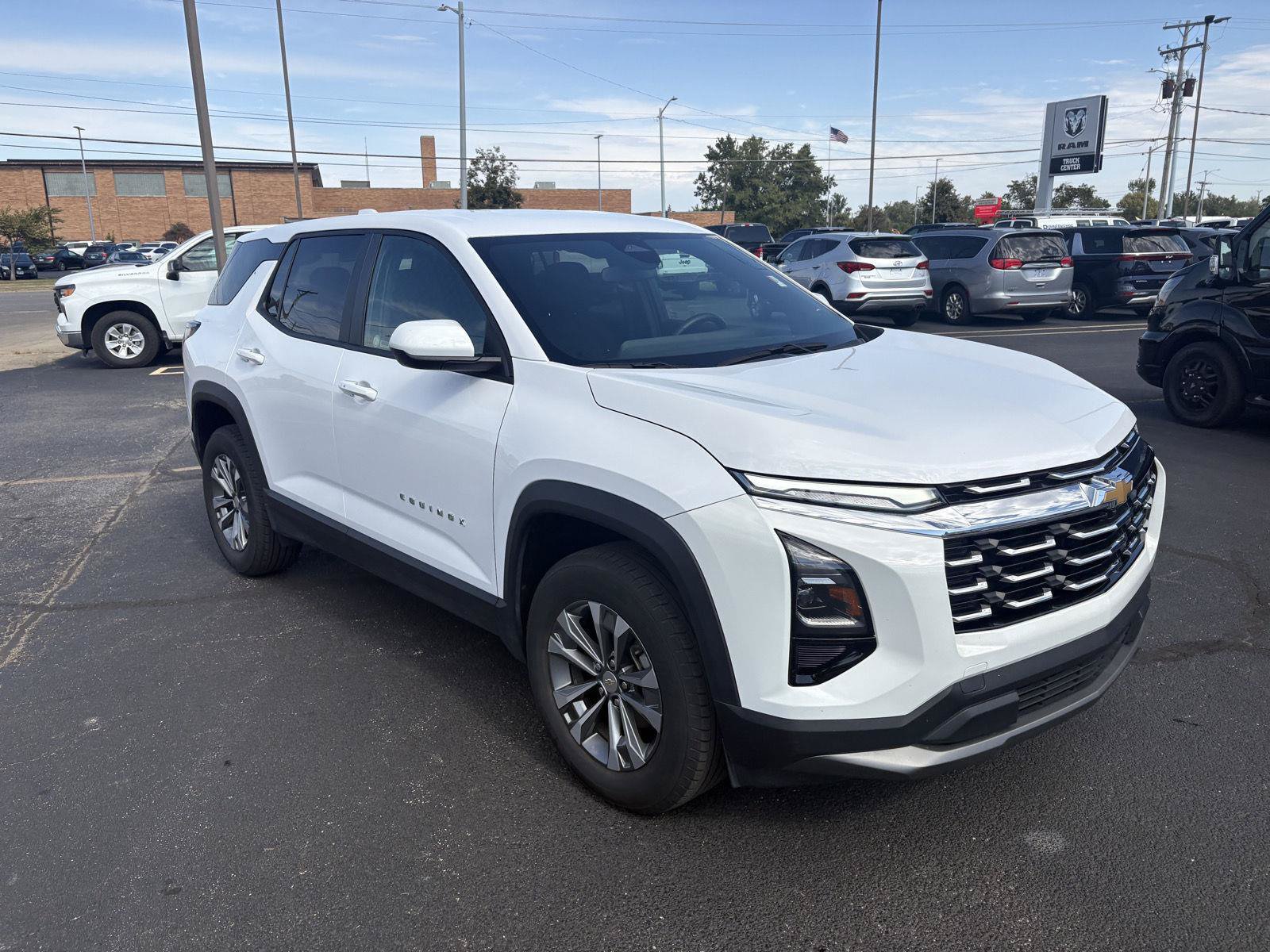 Used 2025 Chevrolet Equinox LT AWD/4WD image 2