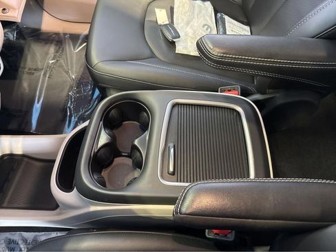 Used 2024 Chrysler Pacifica Touring-L image 25