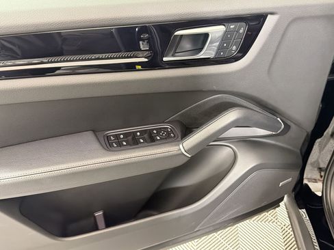 Certified 2022 Porsche Cayenne Platinum Edition image 15