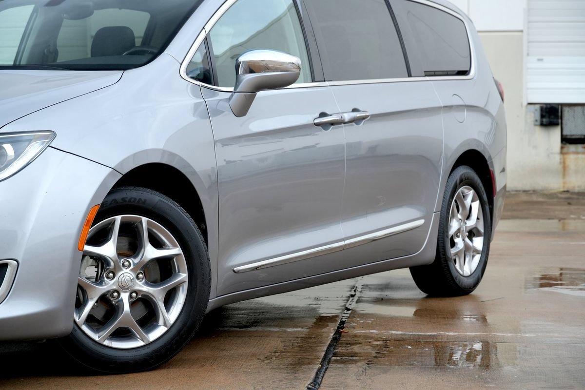 Used 2018 Chrysler Pacifica Limited FWD image 23