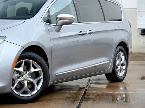 Used 2018 Chrysler Pacifica Limited FWD image 23