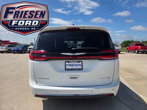 Used 2023 Chrysler Pacifica Limited FWD image 6