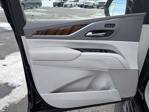 Used 2022 Cadillac Escalade Premium Luxury Platinum image 3