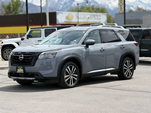 Used 2023 Nissan Pathfinder Platinum AWD/4WD image 3