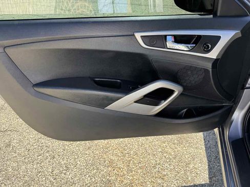 Used 2017 Hyundai Veloster image 8