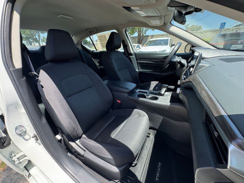 Used 2025 Nissan Altima 2.5 SV FWD image 37