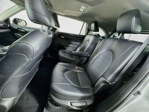 Used 2022 Toyota Highlander XLE AWD/4WD image 18