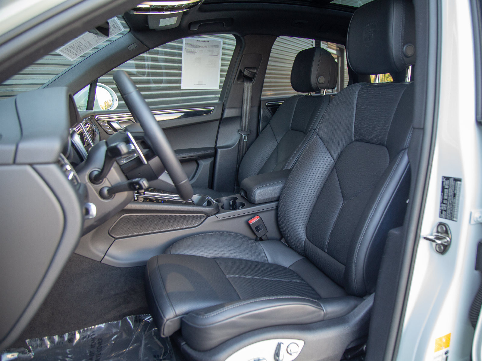 Certified 2026 Porsche Macan AWD/4WD image 5