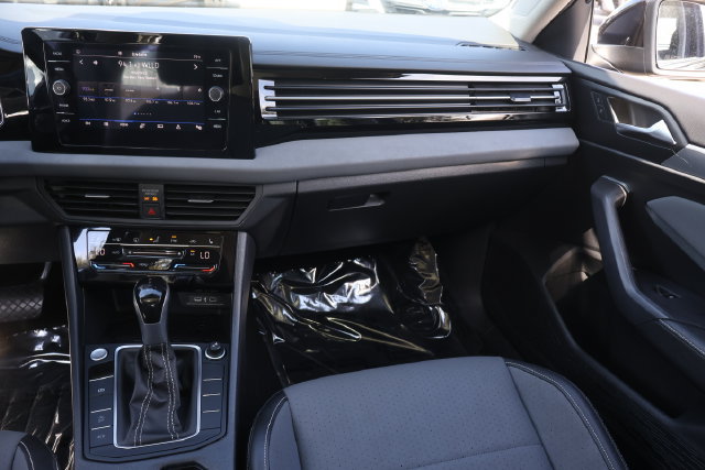 Used 2025 Volkswagen Jetta SE FWD image 17