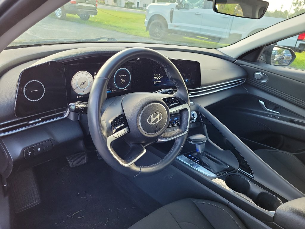 Used 2025 Hyundai Elantra SEL FWD image 21