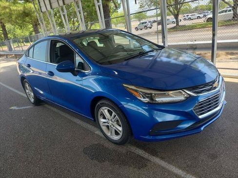 Used 2018 Chevrolet Cruze LT w/ Convenience Package FWD image 4