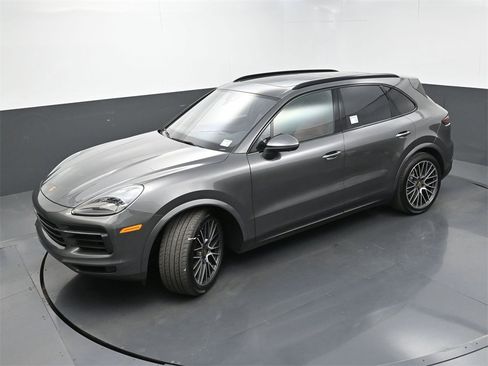 Used 2022 Porsche Cayenne S image 34