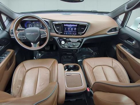 Used 2020 Chrysler Pacifica Limited w/ Tire & Wheel Group FWD image 28