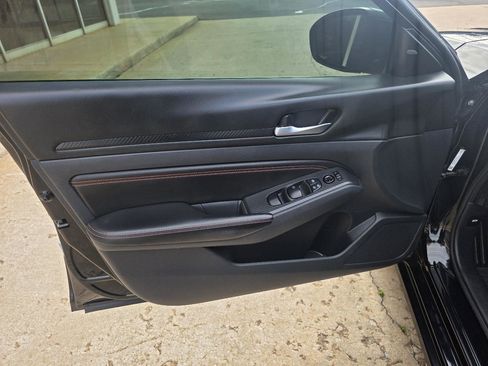 Used 2022 Nissan Altima 2.5 SR w/ Midnight Edition Package FWD image 11