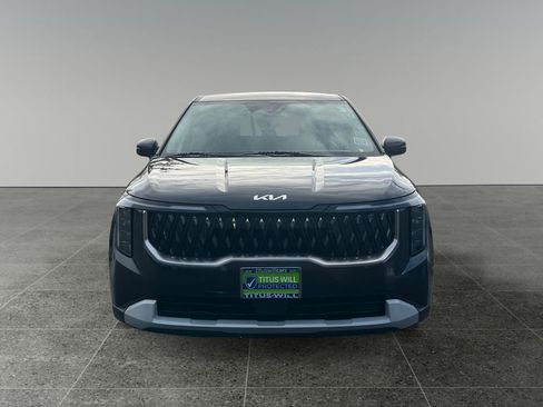 Used 2025 Kia Carnival image 2